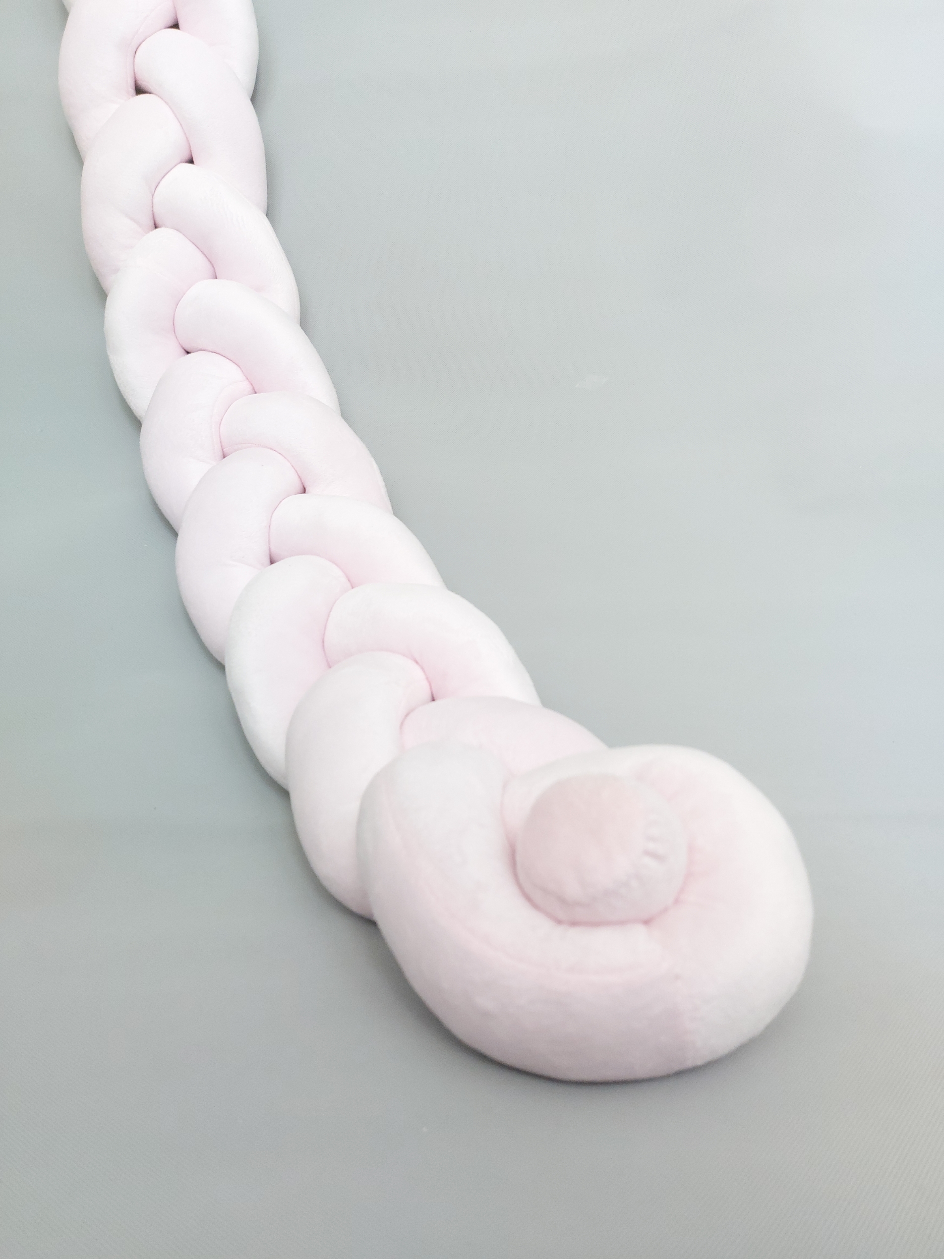 بامپر سه‌رشته‌ای صورتی یخی Ice Pink Braided Crib Bumper برای سیسمونی