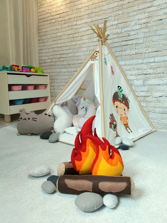 آتیش پارچهای فانتزی کودک با سنگ و هیزم کنار چادر سرخپوستی