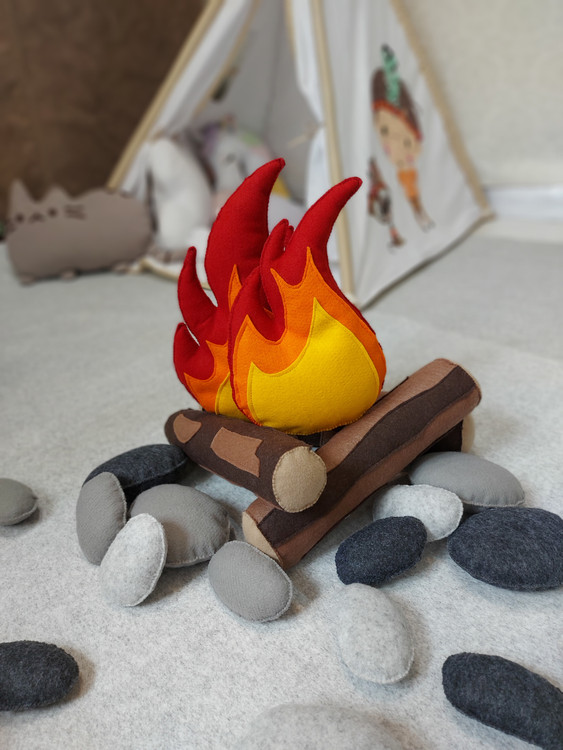 دکور بازی کودک با آتش نمدی و سنگ پارچهای داخل اتاق